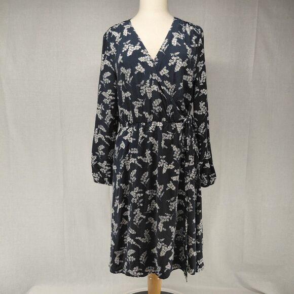 GAP Dresses & Skirts - GAP Floral V-Neck Faux Wrap Dress Knee Length Navy/ White Sz L